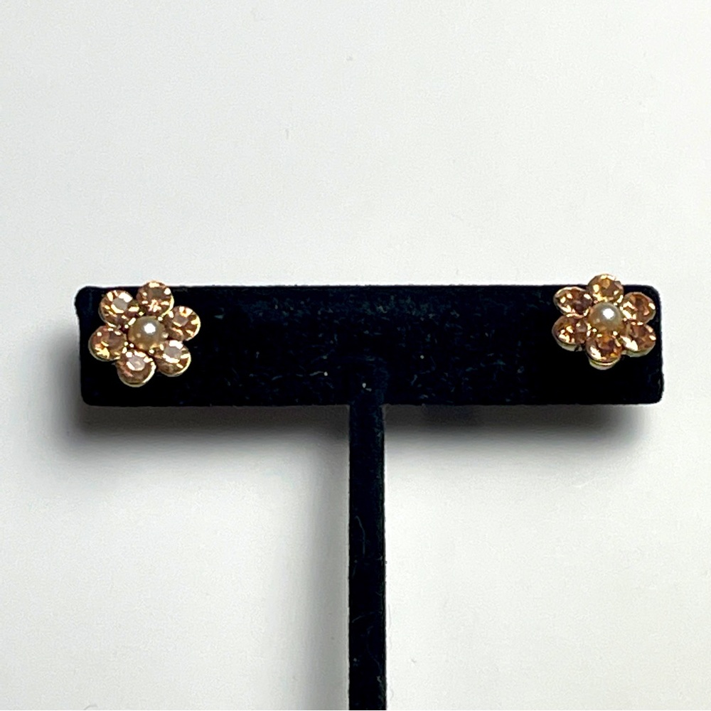 ⭐️FREE WITH PURCHASE⭐️ 
Rhinestone Flower Earrings